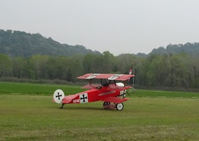 Una riproduzione del triplano tedesco Fokker Dr. I della Grande Guerra